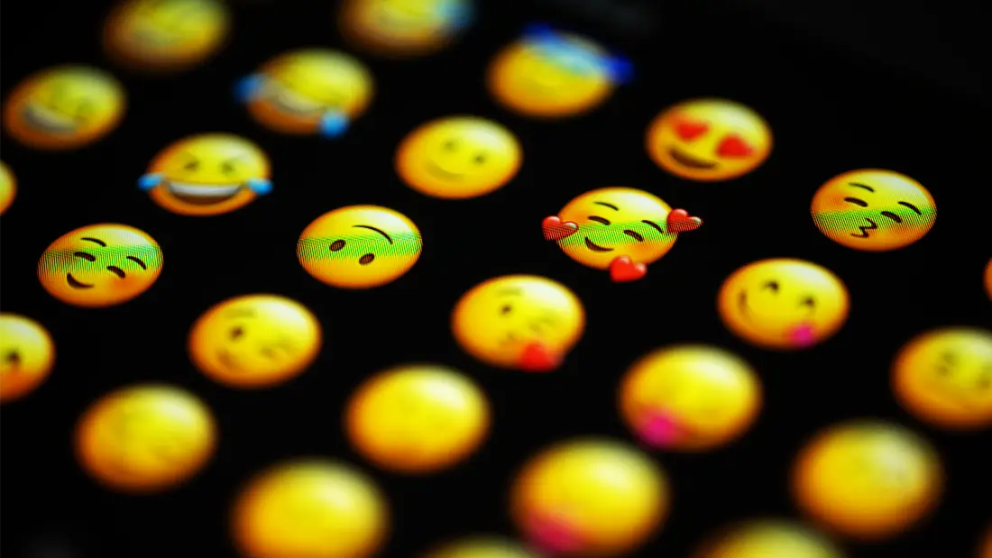 Illustration avec plusieurs emojis souriants, exprimant des émotions positives et variées, en rapport avec le design émotionnel.