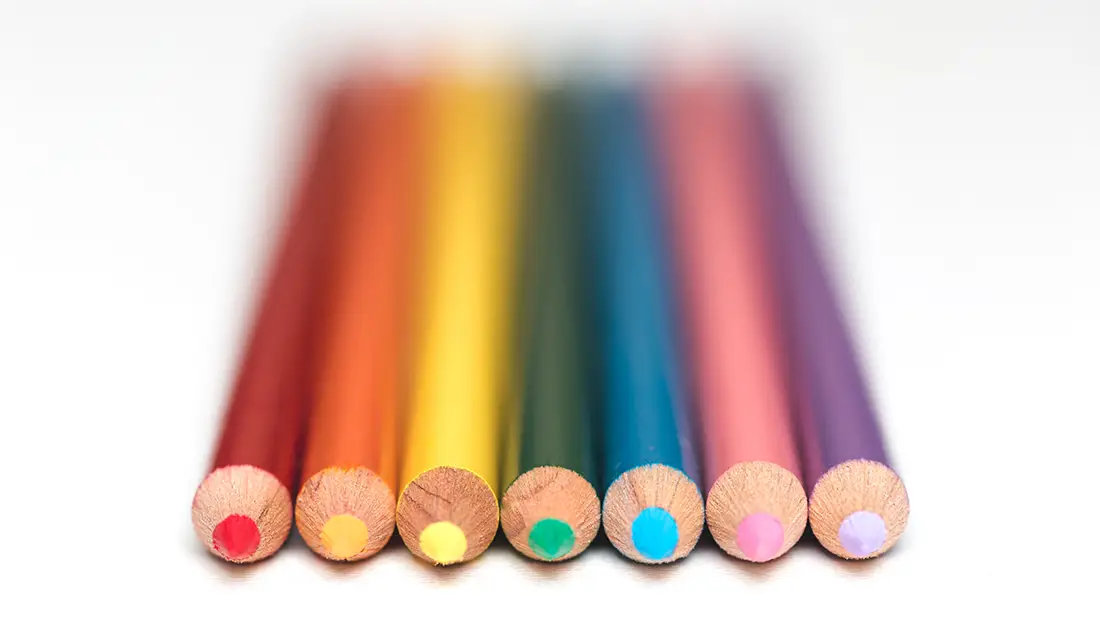 Crayons de couleur rangées dans l'ordre de l'arc en ciel