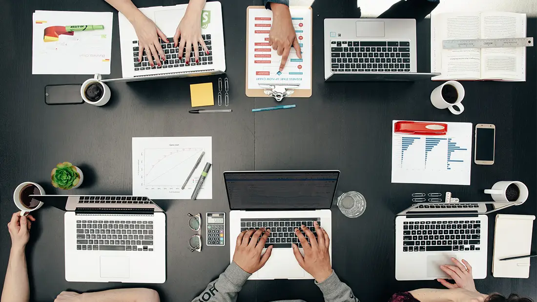 membres d’une équipe produit SaaS discutant autour d’une table